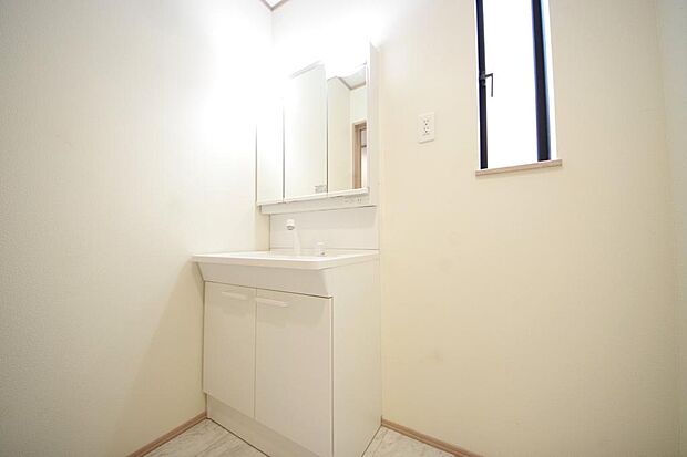 家族全員で利用するパブリックスペースとなりますので、鏡周りの収納ですっきり洗面台がご利用いただけます