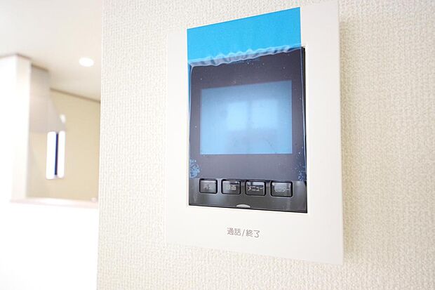 来訪者を映像と音声で確認可能なので、煩わしいセールスにも住戸内で対話可能です。