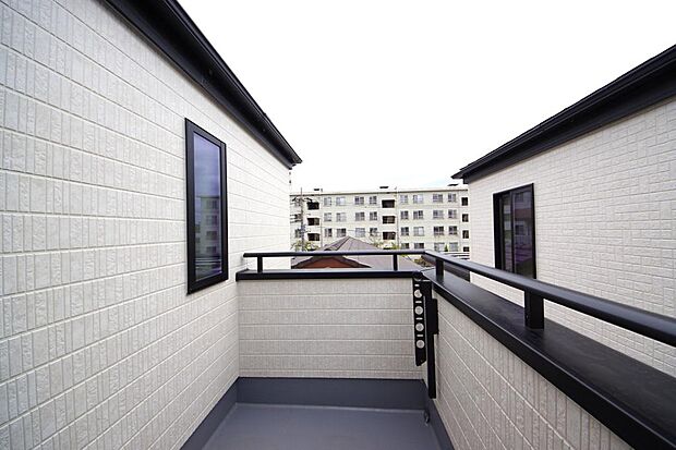 陽光あふれるバルコニーは、たくさんの光を浴びることができるのでお洗濯物やお布団もしっかり干せます。