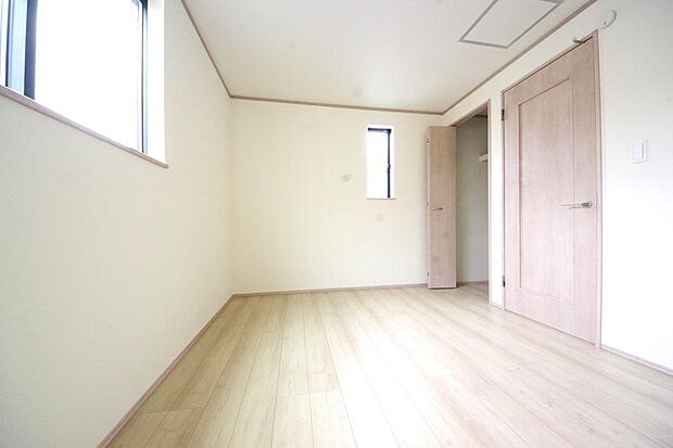 木の質感が優しい床材と豊富な収納が特徴的な、心に温かさを感じる内装です。