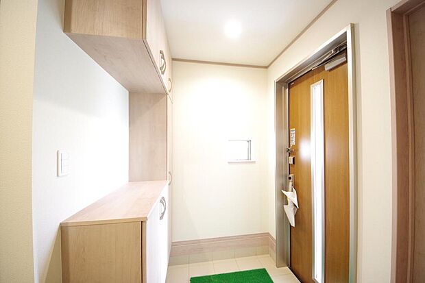 棚板が多く、沢山のの靴が収納可能。棚板は稼働可能ですのでブーツやヒールの高い靴も収納でき便利です。