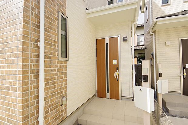 玄関はいわばその邸宅の顔です。だからこそ、迎賓のためにしつらえを細部まで施しました。