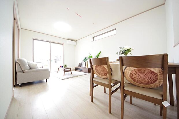 明るい陽光が差し込み開放的なリビング　ダイニングを演出し、ゆとりある空間はご満足いただけます。