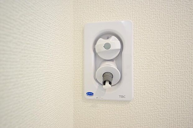 洗濯機用の給水口には蛇口ではなく、全自動洗濯機が設置できる専用の給水口が設置されております。