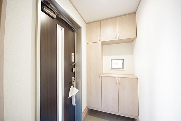 棚板が多く、沢山のの靴が収納可能。棚板は稼働可能ですのでブーツやヒールの高い靴も収納でき便利です。