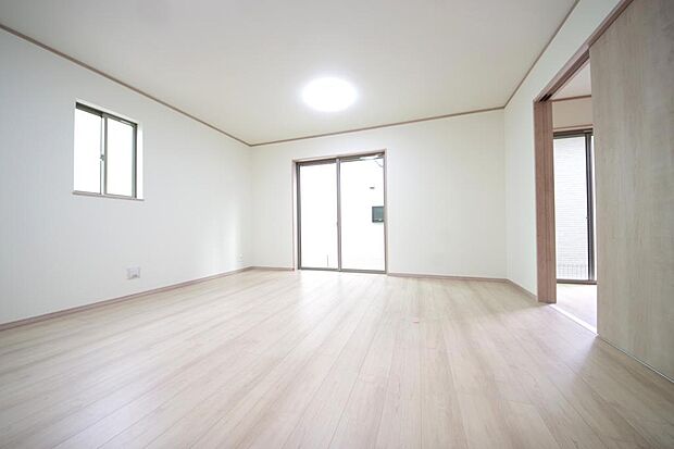 明るい陽光が差し込み開放的なリビング　ダイニングを演出し、ゆとりある空間はご満足いただけます。