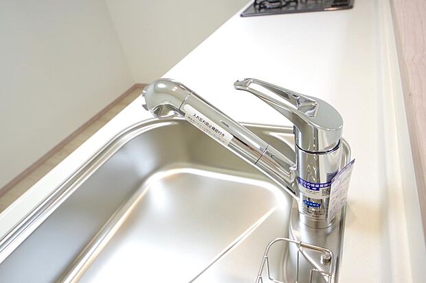 レバー操作一つで水量、温度も調節可能です。また、蛇口には浄水カートリッジも内蔵可能です。