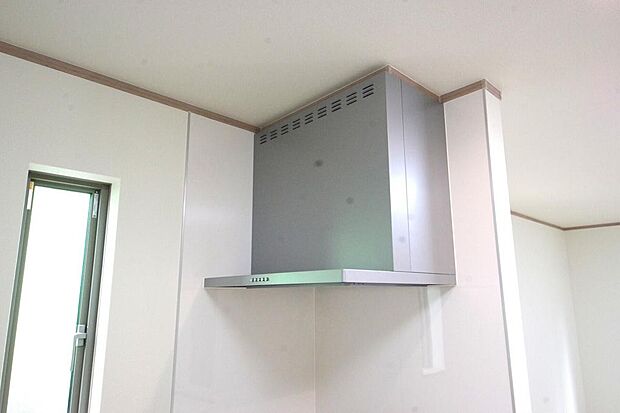 キッチン上部には、ブーツ型の照明付きのレンジフードが標準装備されております。