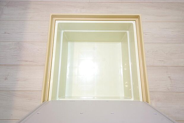 ミネラルウォーター、缶詰、非常食のストックに便利です。空間を有効に利用した収納です。