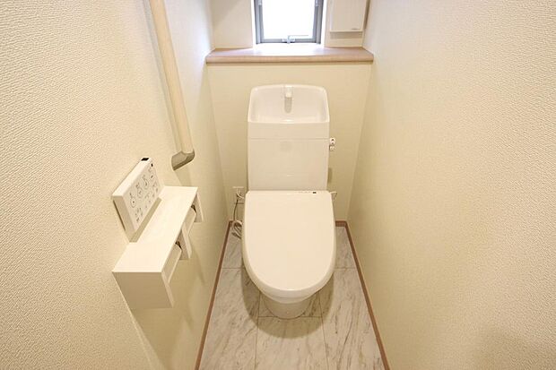 少ない水を有効に使って、汚れも効率よく洗浄します。便器は奥までふちのない掃除がしやすい形状です。