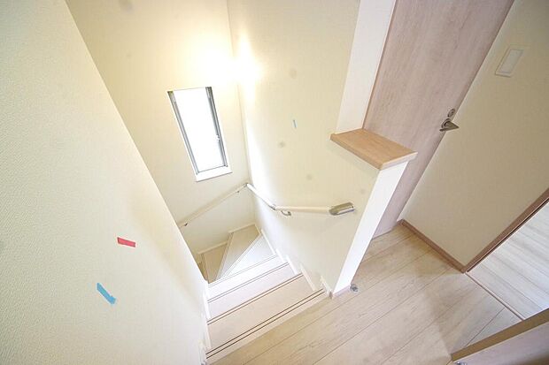 階段には手すりを標準装備することで、お子様やご高齢者の安全性にも配慮しております。