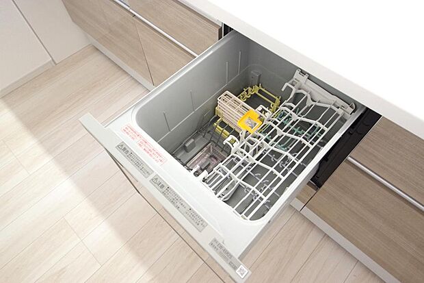 食器の出し入れがしやすいスライド収納タイプの食器洗い乾燥機です。また、節水効果にも優れています。