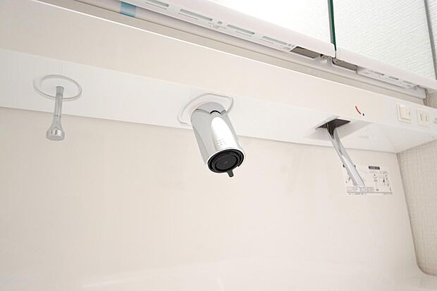 洗面台の給水口はホースが伸びるので朝シャン出来ます。シングルレバーでお湯の温度も楽々調整出来ます。