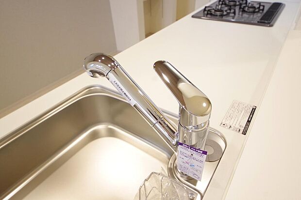 レバー操作一つで水量、温度も調節可能です。また、蛇口には浄水カートリッジも内蔵可能です。