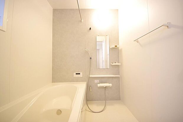 心地よい入浴タイムを追求した大きな浴槽とアクセントパネルで、より高級感が演出されます。