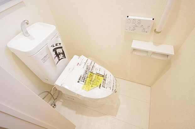 少ない水を有効に使って、汚れも効率よく洗浄します。便器は奥までふちのない掃除がしやすい形状です。