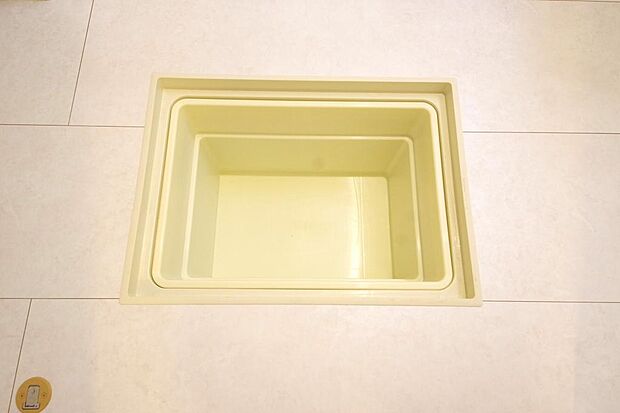 シャンプー リンス 洗剤 柔軟剤等のストックに便利です。空間を有効に利用した収納です。