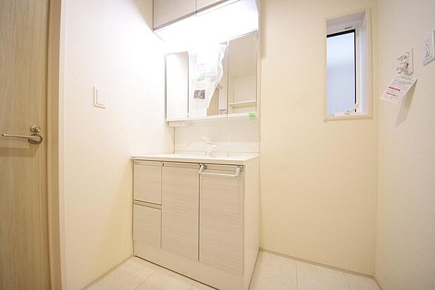 家族全員で利用するパブリックスペースとなりますので、鏡周りの収納ですっきり洗面台がご利用いただけます