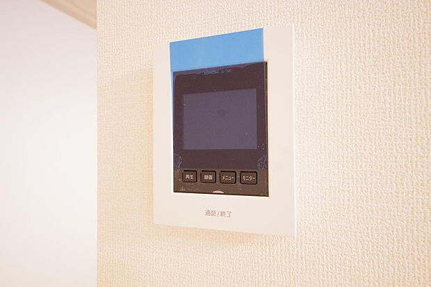 来訪者を映像と音声で確認可能なので、煩わしいセールスにも住戸内で対話可能です。
