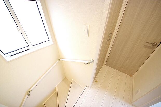 階段には手すりを標準装備することで、お子様やご高齢者の安全性にも配慮しております。