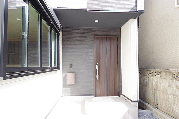 玄関はいわばその邸宅の顔です。だからこそ、迎賓のためにしつらえを細部まで施しました。