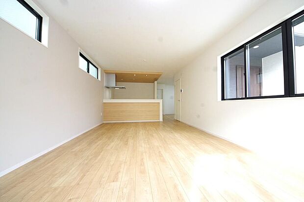 明るい陽光が差し込み開放的なリビング　ダイニングを演出し、ゆとりある空間はご満足いただけます。