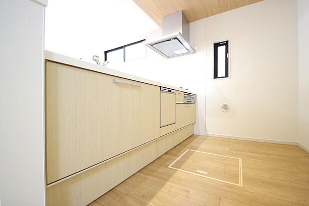 キッチンには耐久性が高く、お手入れも簡単で人工大理石トップを採用して、キッチンを優雅に演出しました。