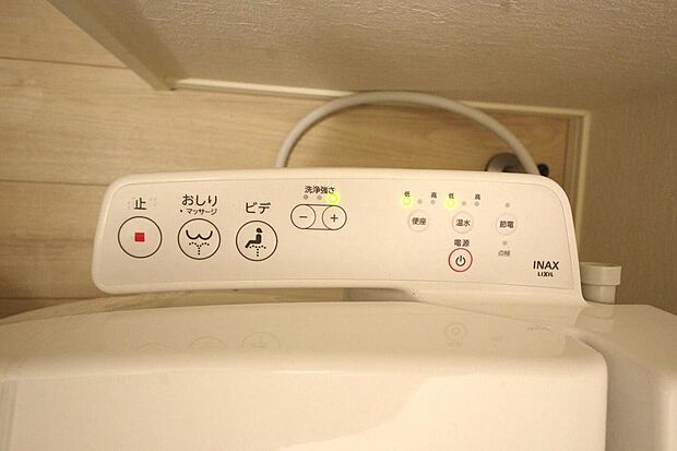 ウォシュレット機能　暖房便座は必需品です。１階　２階の両方のトイレに付いてます。