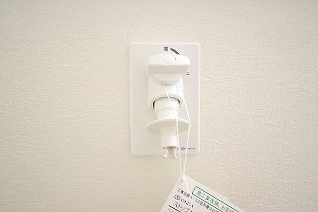 洗濯機用の給水口には蛇口ではなく、全自動洗濯機が設置できる専用の給水口が設置されております。