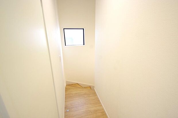 階段には手すりを標準装備することで、お子様やご高齢者の安全性にも配慮しております。