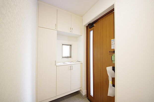 棚板が多く、沢山のの靴が収納可能。棚板は稼働可能ですのでブーツやヒールの高い靴も収納でき便利です。