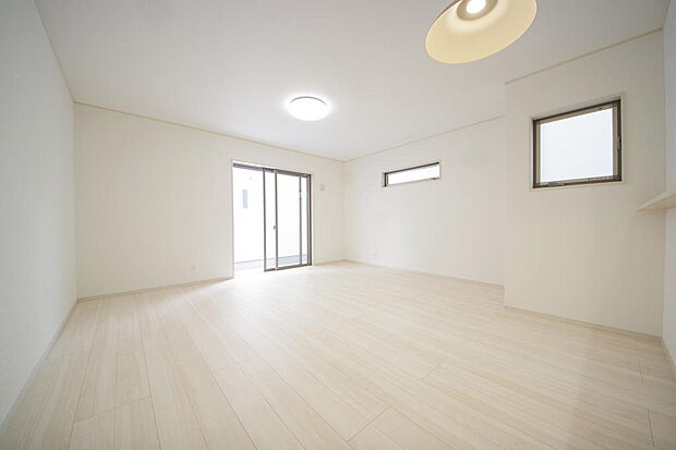 明るい陽光が差し込み開放的なリビング　ダイニングを演出し、ゆとりある空間はご満足いただけます。