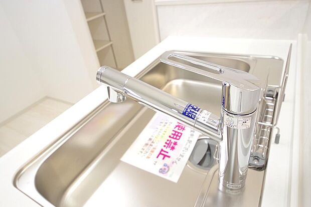 レバー操作一つで水量、温度も調節可能です。また、蛇口には浄水カートリッジも内蔵可能です。