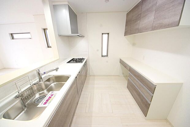 キッチンには耐久性が高く、お手入れも簡単で人工大理石トップを採用して、キッチンを優雅に演出しました。