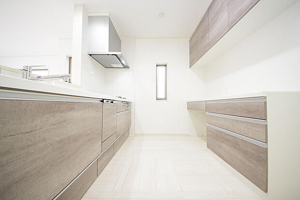 リビング　ダイニング全体が見渡せるキッチンは、リビングのお子様の様子を見守りながら家事ができます。