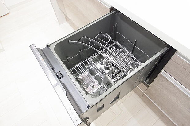 食器の出し入れがしやすいスライド収納タイプの食器洗い乾燥機です。また、節水効果にも優れています。