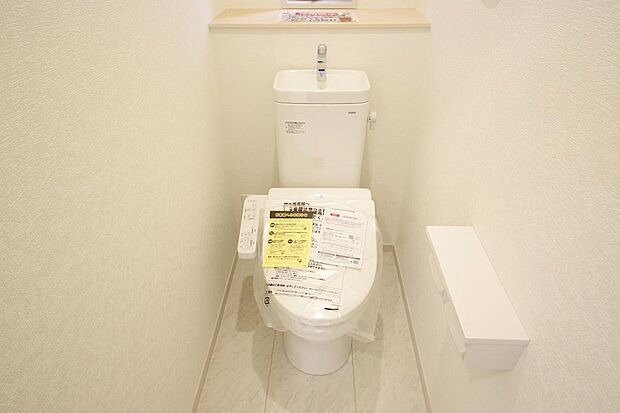 少ない水を有効に使って、汚れも効率よく洗浄します。便器は奥までふちのない掃除がしやすい形状です。