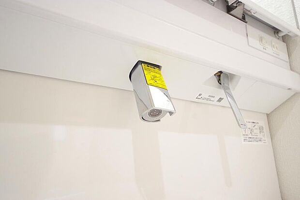 洗面台の給水口はホースが伸びるので朝シャン出来ます。シングルレバーでお湯の温度も楽々調整出来ます。