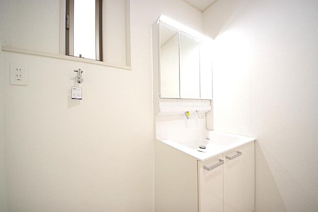 家族全員で利用するパブリックスペースとなりますので、鏡周りの収納ですっきり洗面台がご利用いただけます
