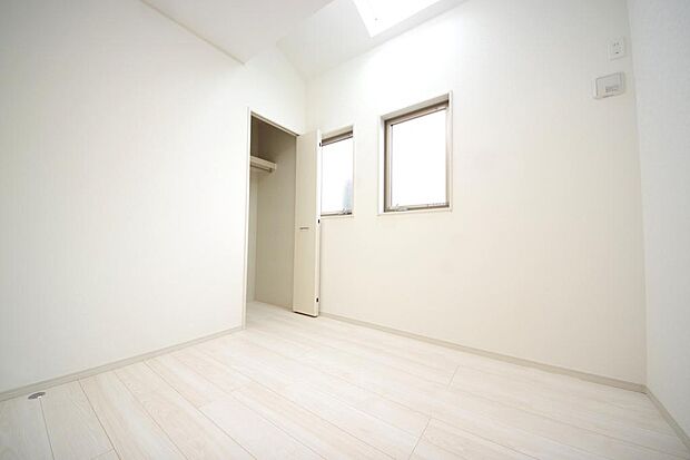 木の質感が優しい床材と豊富な収納が特徴的な、心に温かさを感じる内装です。