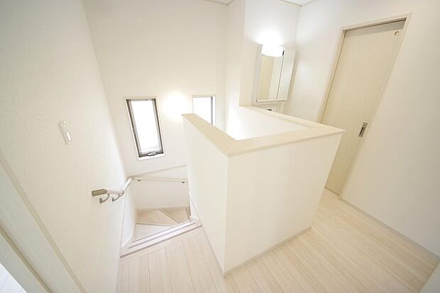 階段には手すりを標準装備することで、お子様やご高齢者の安全性にも配慮しております。