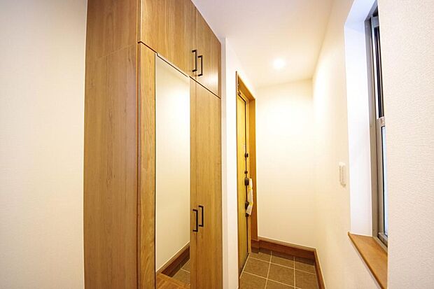 玄関を美しく整理できる収納量豊かなシューズインクロークです。高さの調整できる棚板を採用しております。