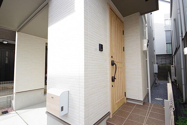 玄関はいわばその邸宅の顔です。だからこそ、迎賓のためにしつらえを細部まで施しました。