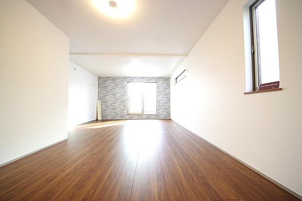 明るい陽光が差し込み開放的なリビング ダイニングを演出し、ゆとりある空間はご満足いただけます。