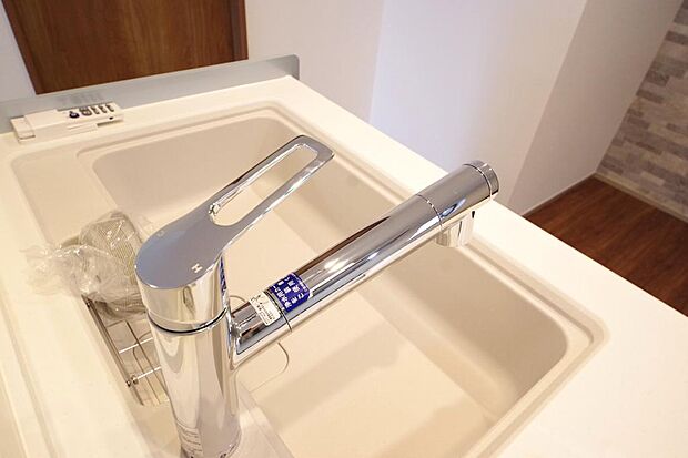 キッチンの水栓はホースが伸びますので、大きな鍋も楽に洗う事が出来ます。浄水器もビルトインです。