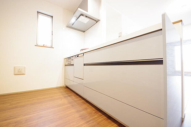 キッチンには耐久性が高く、お手入れも簡単で人工大理石トップを採用して、キッチンを優雅に演出しました。