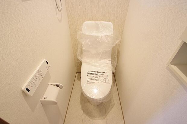 少ない水を有効に使って、汚れも効率よく洗浄します。便器は奥までふちのない掃除がしやすい形状です。