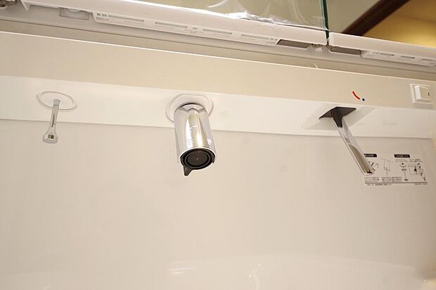 洗面台の給水口はホースが伸びるので朝シャン出来ます。シングルレバーでお湯の温度も楽々調整出来ます。