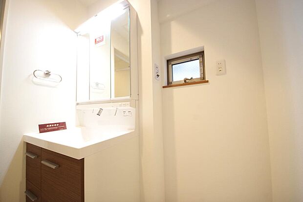 家族全員で利用するパブリックスペースとなりますので、鏡周りの収納ですっきり洗面台がご利用いただけます
