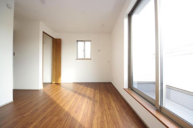 木の質感が優しい床材と豊富な収納が特徴的な、心に温かさを感じる内装です。